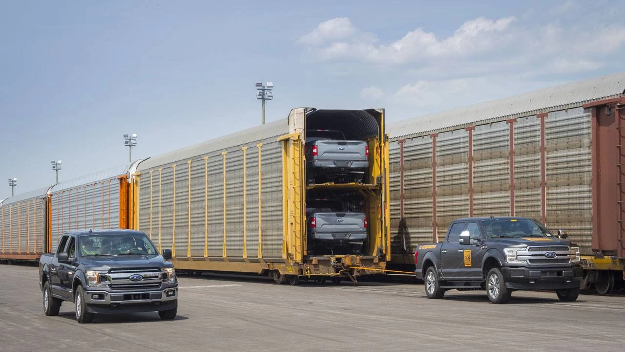 Ηλεκτρικό Pick-up F-150 EV της Ford σέρνει τρένο 453 τόνων! (βίντεο)